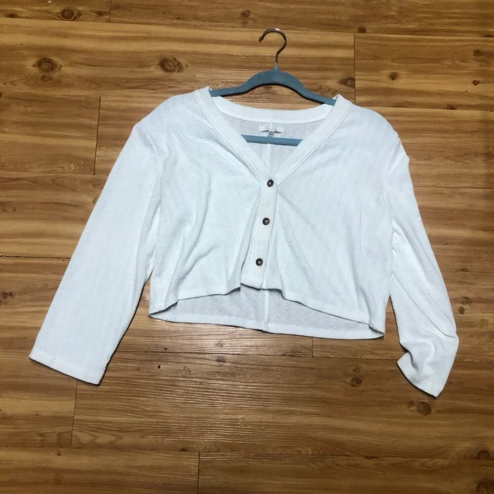 Maurices Urban Outfitters white croopped with ortoise shell buttons Size M - Picture 2 of 6